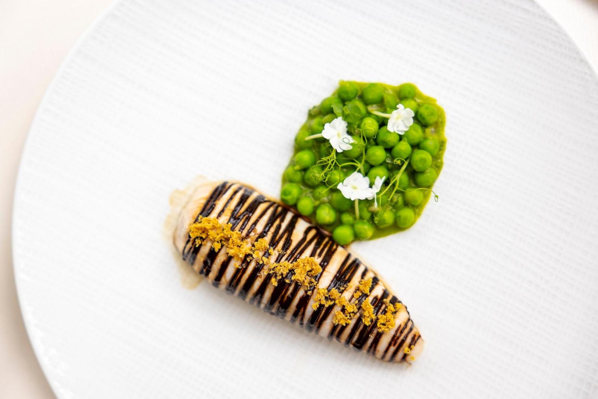 Hostellerie Briqueterie & Spa Champagne Vinay  Екстериор снимка A dish by Chef Grant Achatz