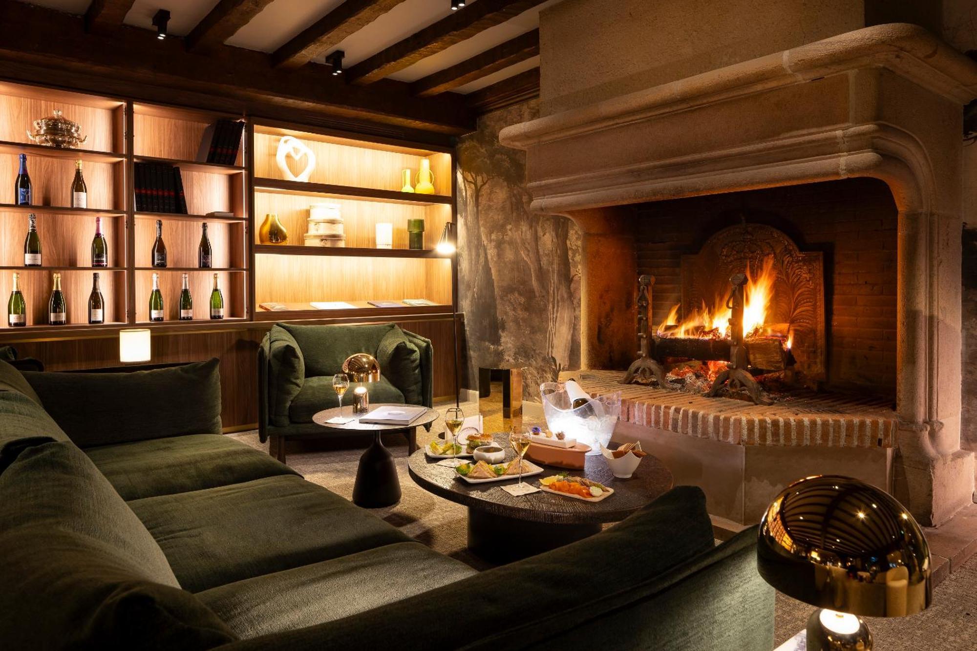 Hostellerie Briqueterie & Spa Champagne Vinay  Екстериор снимка The fireplace at the bar