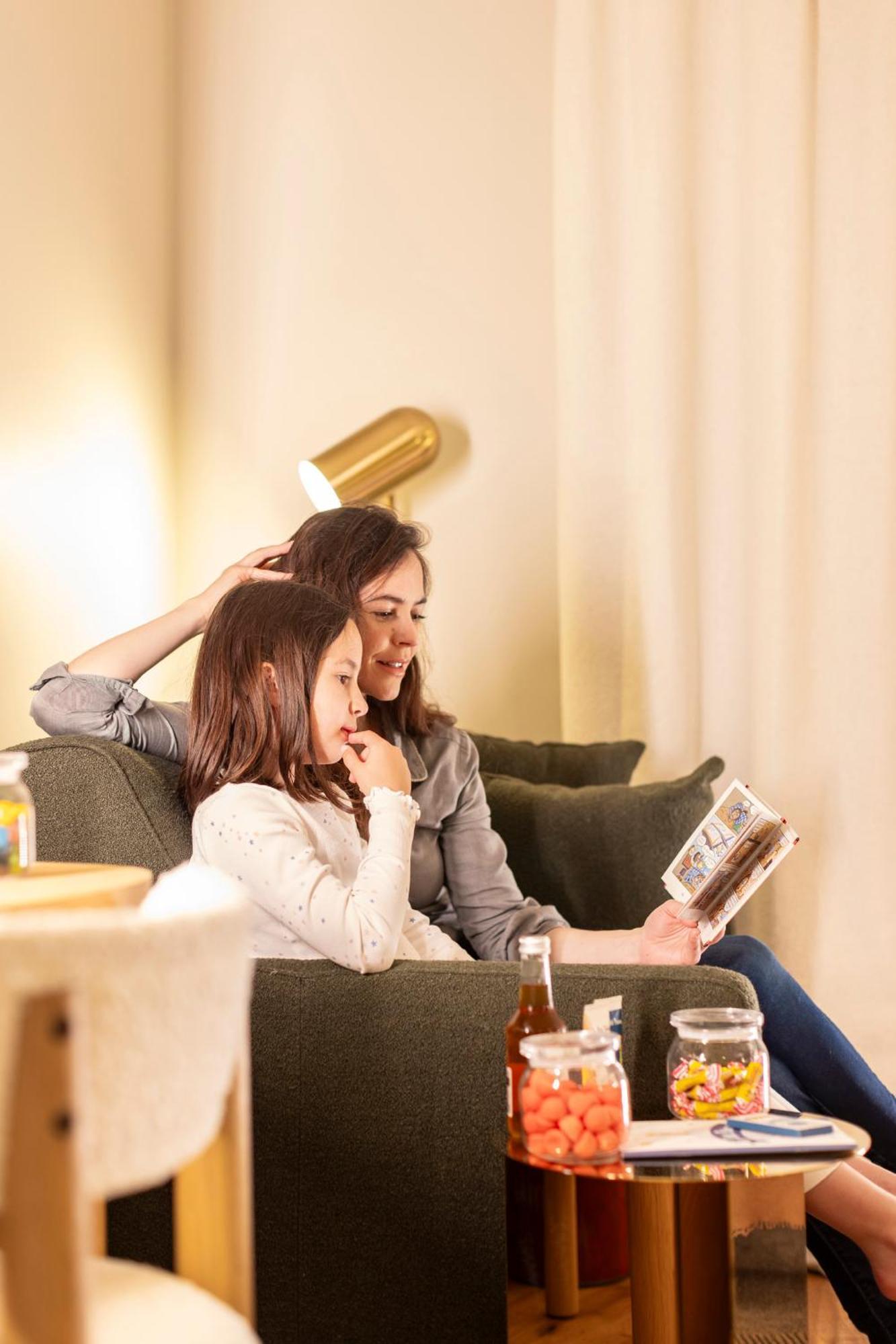Hostellerie Briqueterie & Spa Champagne Vinay  Екстериор снимка A mother and daughter looking at a photo album together