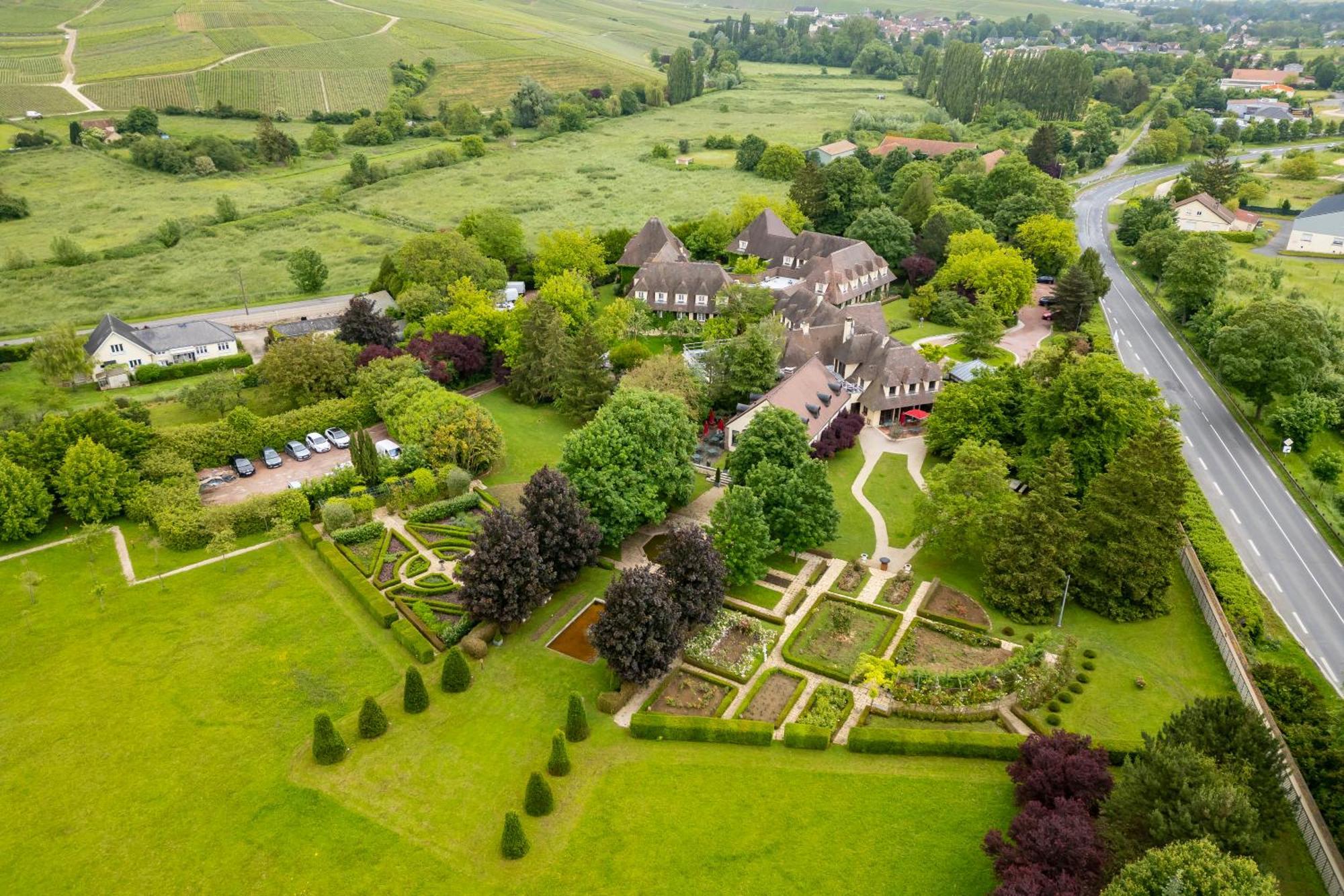 Hostellerie Briqueterie & Spa Champagne Vinay  Екстериор снимка Aerial view of the gardens