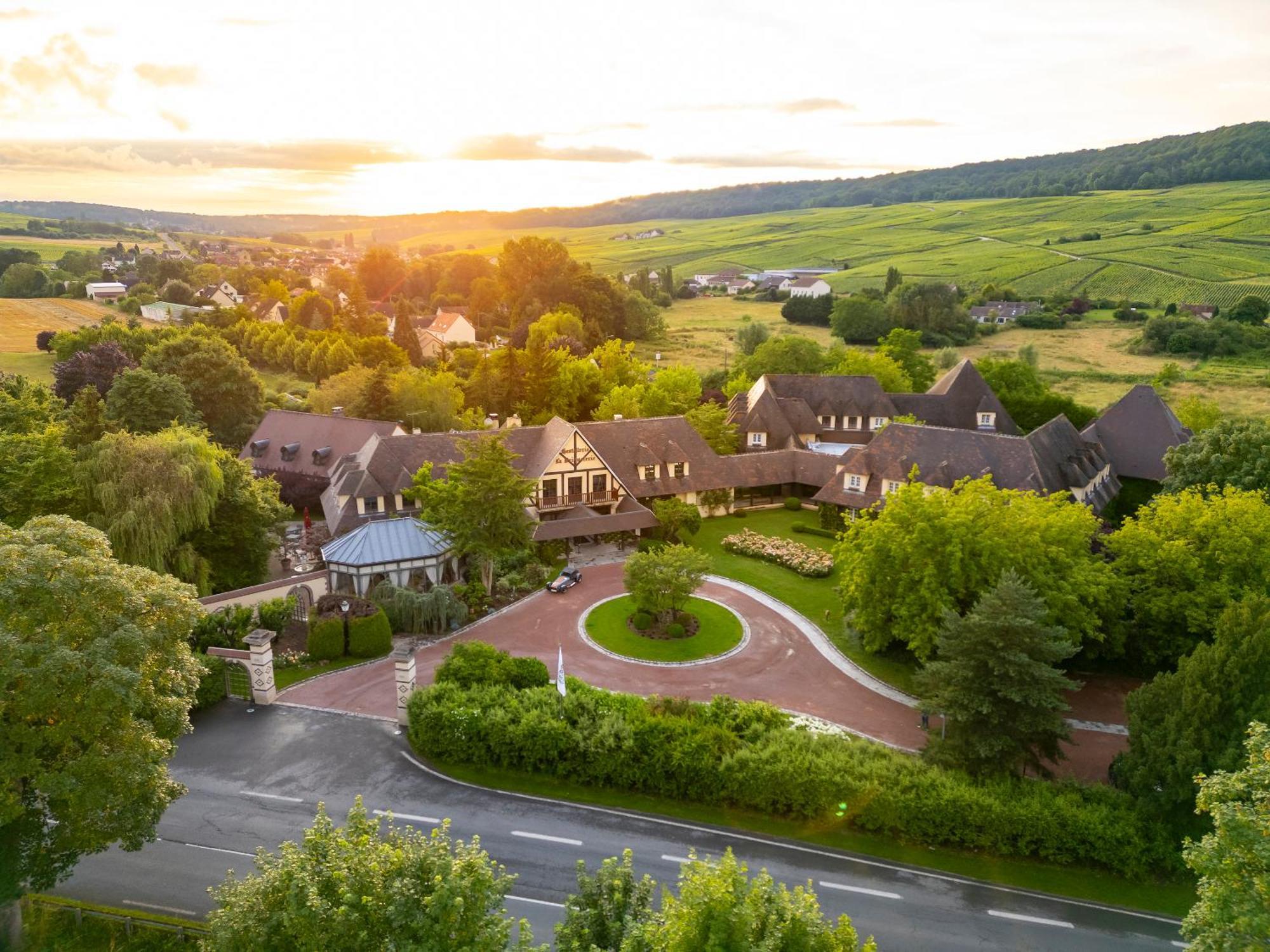 Hostellerie Briqueterie & Spa Champagne Vinay  Екстериор снимка Aerial view of the hotel